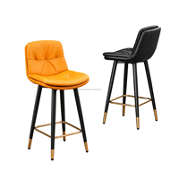 Chaises de bar contemporaines avec siège rembourré, dossier de soutien et structure noire et dorée pour comptoir de cuisine, restaurant et salon