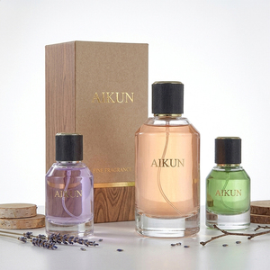 ชุดของขวัญน้ำหอม Aikun ขนาด 30 มล. 100 มล. ขั้นต่ำในการสั่งซื้อน้อย รับผลิตตามแบบรวดเร็ว ขวดแก้วทรงกลม ปั๊มฟอยล์ทอง กล่องลายไม้ สำหรับผู้ซื้อในกลุ่มบริษัทของขวัญ - Product Image 1
