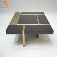 Table basse de luxe en acier inoxydable doré, design haut de gamme, style italien moderne, avec piètement en laiton