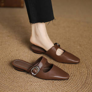 Chanclas de verano de nuevo estilo con cierres metálicos, sandalias planas de tacón bajo, clásicas y elegantes al estilo francés para mujer. - Product Image 3