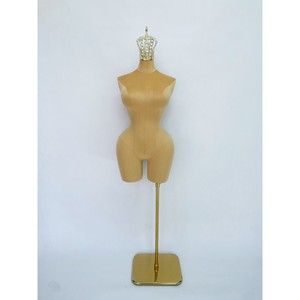 <span class=keywords><strong>Mannequin</strong></span> femme demi-corps recouvert de tissu M003-P-1 avec tête à couronne dorée et support métallique réglable pour présentation en boutique - Product Image 3