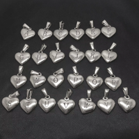 Vente en gros de pendentifs en forme de cœur en acier inoxydable plaqué or 18 carats, lettres initiales personnalisées de A à Z, breloques pour collier, fabrication de bijoux DIY