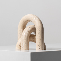 Vente en gros de décoration intérieure moderne en pierre naturelle marbre artisanat accents ornements de sculpture d'art en travertin jaune rustique