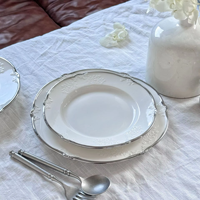 Service de table en porcelaine blanche de luxe pour hôtel, design floral en relief, assiettes en émail blanc, service de table, bord argenté