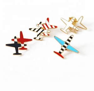 Spilla Distintivo Aeroplano Smaltata Placcata Oro all'Ingrosso - Product Image 2