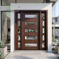 Porte d'entrée battante surdimensionnée en bois massif de noyer américain avec 5 panneaux horizontaux en verre transparent haute sécurité et baies latérales