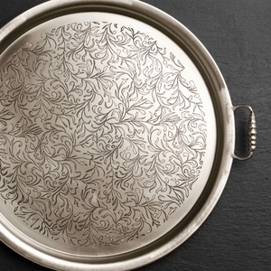 Bandeja Redonda de Acero Inoxidable Grabada Estilo Vintage, Plato Decorativo de Metal para Mesa de Comedor, Fiestas y Eventos - Product Image 4