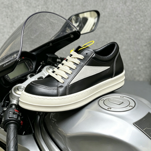 Sneakers basses de luxe en cuir véritable noir avec semelle blanche et logo personnalisé géométrique, chaussures plates pour la marche - Product Image 3