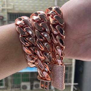 Cadena Cubana Personalizada con Moissanita Bañada en <span class=keywords><strong>Oro</strong></span> Rosa de 14K con Cierre 3D Eslabón Cubano de Miami - Product Image 4