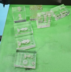 Machine de gravure laser UV de table pour plastique, caoutchouc, cuir, papier, verre et céramique - Product Image 3