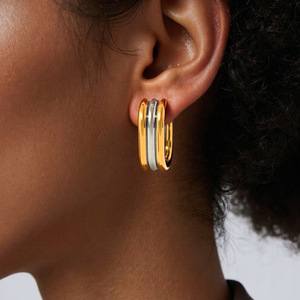 Pendientes de tuerca geométricos grandes en forma de U QX al por mayor, chapados en oro, de acero inoxidable, impermeables, que no se deslustran, estilo moderno para fiestas - Product Image 3