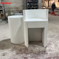 Petit bureau de réception à surface solide incurvée Mini table de réception moderne pour événements et fêtes pour une personne