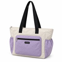 Sac fourre-tout en nylon personnalisé couleur lavande avec blocs de couleur, idéal pour les trajets quotidiens, doté d'une poche avant zippée et de poches latérales élastiques