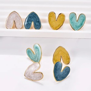 Boucles d'oreilles clous en acier inoxydable avec cœur émaillé blanc, bleu, noir, rose, jaune, plaqué or PVD, étanches, bijoux de mode quotidiens pour femmes - Product Image 1