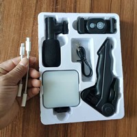Kit de création de contenu tout-en-un Support de téléphone de bureau pour vlog Diffusion en direct Microphone Lumière LED Télécommande sans fil (Boîte de couleur)