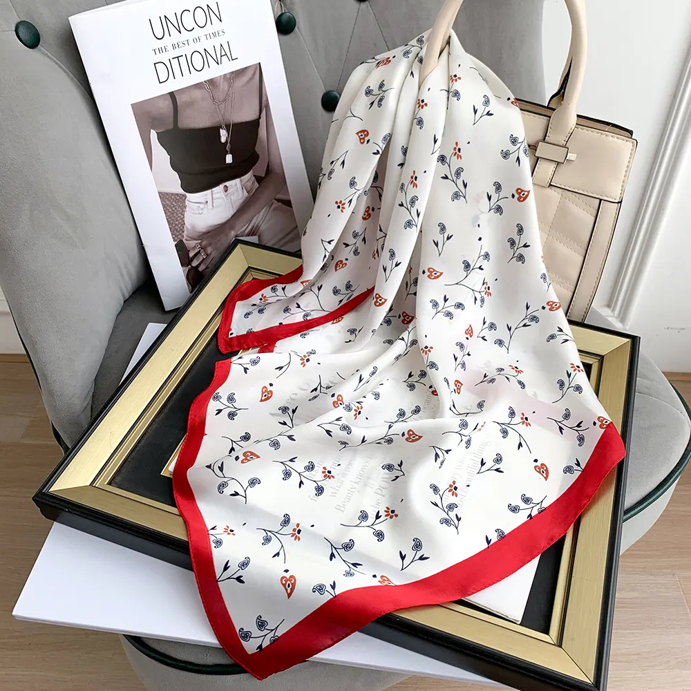 Vente en gros 2024 Foulards en soie personnalisés Designer Floral Imprimé 70*70cm Lettre Polyester Satin Écharpe pour les femmes Élégant