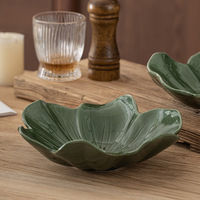 Assiette en céramique rétro européenne en forme de feuille de lotus - Passe au micro-ondes, design minimaliste nordique, vaisselle en porcelaine pour la maison et les restaurants