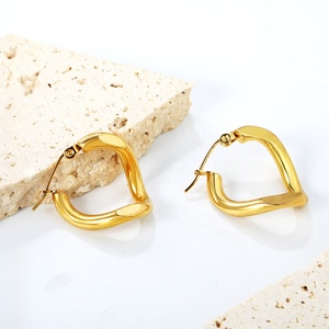 Boucles d'oreilles créoles géométriques en acier inoxydable plaqué or 18 carats, anti-ternissement, pour femmes, design irrégulier tendance - Product Image 3