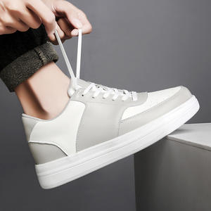 รองเท้าผ้าใบผู้ชายทรงกลมหนังวัวตาข่ายระบายอากาศเพิ่มความสูง 8 ซม. รุ่นใหม่สำหรับฤดูร้อน สีขาว - Product Image 3