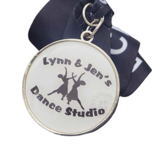 Médaille d'autocollant époxy personnalisé pour le tournoi <span class=keywords><strong>de</strong></span> ringuette Canada Spruce Grove Sweetheart avec placage d'or et frais <span class=keywords><strong>de</strong></span> moulage gratuits - Product Image 4