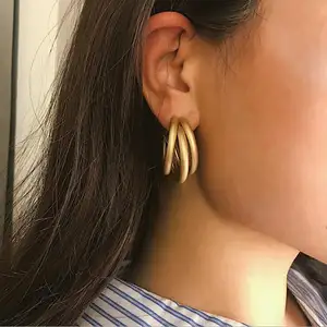 Großhandel Mode Gold Creolen trend ige Frauen kleine Creolen minimalist ische C-Form Ohrringe