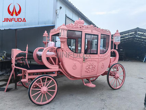 Chariot de luxe de style Cendrillon pour événements, avec accents dorés et sièges confortables - Product Image 3