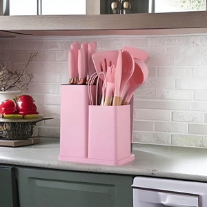 Ensemble d'ustensiles de cuisine en silicone écologiques de 19 pièces avec des poignées en bois, une planche à découper et un seau de rangement - Product Image 4