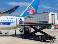 Camion de restauration aéroportuaire électrique de taille compacte adapté aux jets d'affaires et aux avions privés