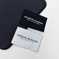 Étiquettes en polyester haute densité imprimées et tissées personnalisées pour vêtements / chapeaux / sacs / chaussures