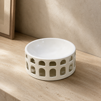 Bol décoratif moderne en céramique blanche avec découpe cintrée et texture, idéal comme centre de table pour table basse et décoration intérieure