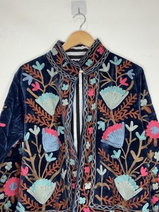 Chaqueta de Terciopelo con Bordado Suzani Indio, Chaqueta Unisex de Primavera, Prenda Exterior Étnica de Lujo, Abrigo Boho Suzani para un Look Bohemio Chic - Product Image 4
