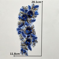 Motif brodé floral 3D en maille bleu et or, applique de col en dentelle perlée à la main pour la décoration de vêtements formels et le bricolage (vente en gros)