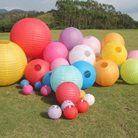 Lanternes en papier décoratives colorées personnalisées Offre Spéciale de 4 à 24 pouces Lanterne en papier suspendue chinoise pour les faveurs du festival