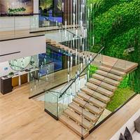 Escalier droit avec panneau latéral en verre et marches en bois massif, design d'escalier architectural moderne pour l'intérieur