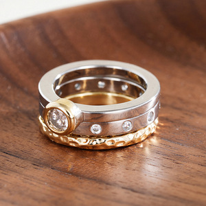 Set di Tre Anelli Impilabili con Zirconi Bicolore, Gioielli Minimalisti per Uso Quotidiano - Product Image 2