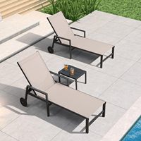 Chaise longue d'extérieur avec accoudoirs, dossier réglable, assise en maille, roues et structure métallique pour piscine et patio