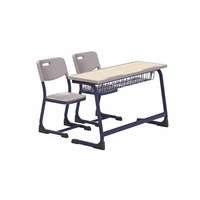 Ensemble de chaise de bureau scolaire moderne à double siège avec dossier intégré, trou pour les mains, rangement sous le bureau, cadre métallique, finition aspect bois stratifié