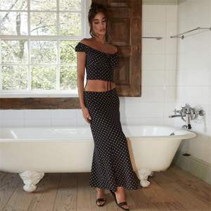 Conjunto de Dos Piezas Personalizado para Mujer 2026, Top con Hombros Descubiertos y Falda Midi, Estampado de Puntos, Corte Regular - Product Image 3