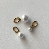 eManco Ensemble de 3 breloques rondes en perles de coquillage, en acier inoxydable plaqué or 14K, pendentif perle brillante, bijoux superposés à la française pour la création de bijoux DIY