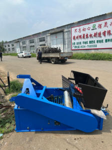 Tracteur automatique à quatre roues moissonneuse-batteuse de pommes de terre et de patates douces pour carottes en vente - Product Image 3