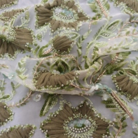 Tissu en tulle C094 vert à pompons, motifs floraux larges, perles lourdes et broderie de sequins pour robes de mariée à découpe haute inspirées de la forêt