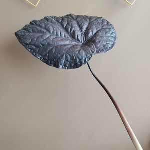 Venta al por mayor de ramas de Caladium artificial, hojas grandes variegadas y <span class=keywords><strong>negras</strong></span> mate, follaje artificial para suministros florales a granel - Product Image 2