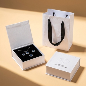 Scatola Portagioie Magnetica di Lusso Becan con Interno in Spugna a Strati, Protezione Superiore, per Acquisti all'Ingrosso e Selezione Indipendente - Product Image 1