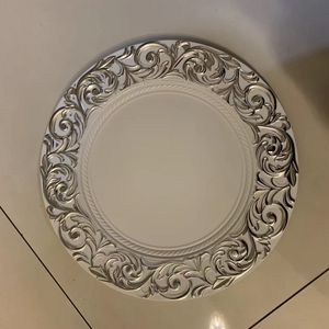 Assiettes de chargeur réutilisables baroques en plastique blanc noir vintage de luxe de 13 ''avec bord doré floral pour la décoration de mariage de fête d'événement - Product Image 2