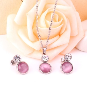 Ensemble de bijoux élégants pour femmes en gros, hypoallergénique, en acier inoxydable, avec pendentif en opale rose - Product Image 3