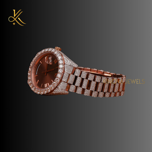 Reloj de diamantes de moissanita de cuarzo de precisión diseñado para un estilo de lujo con materiales de primera calidad y un acabado brillante - Product Image 2