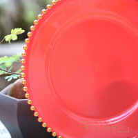 Assiettes de présentation rouges élégantes avec bordure perlée dorée, en plastique, à bords festonnés, pour service de table lors de mariages, restaurants et événements