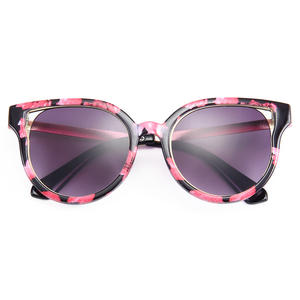 แว่นกันแดดเด็กแฟชั่นใหม่ กรอบใหญ่ทรงแคทอาย ป้องกันรังสียูวี 400 กรอบพลาสติกและโลหะ สำหรับเด็กผู้ชายและเด็กผู้หญิง ป้องกันแสงแดด สไตล์สำหรับการเดินทาง - Product Image 1