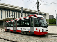 Tram touristique électrique, tramway urbain, véhicule de transport léger personnalisé pour sites touristiques en montagne / studios de cinéma / visites nocturnes