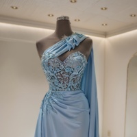 Robe de bal asymétrique charmante en satin extensible sans manches avec volants et perles